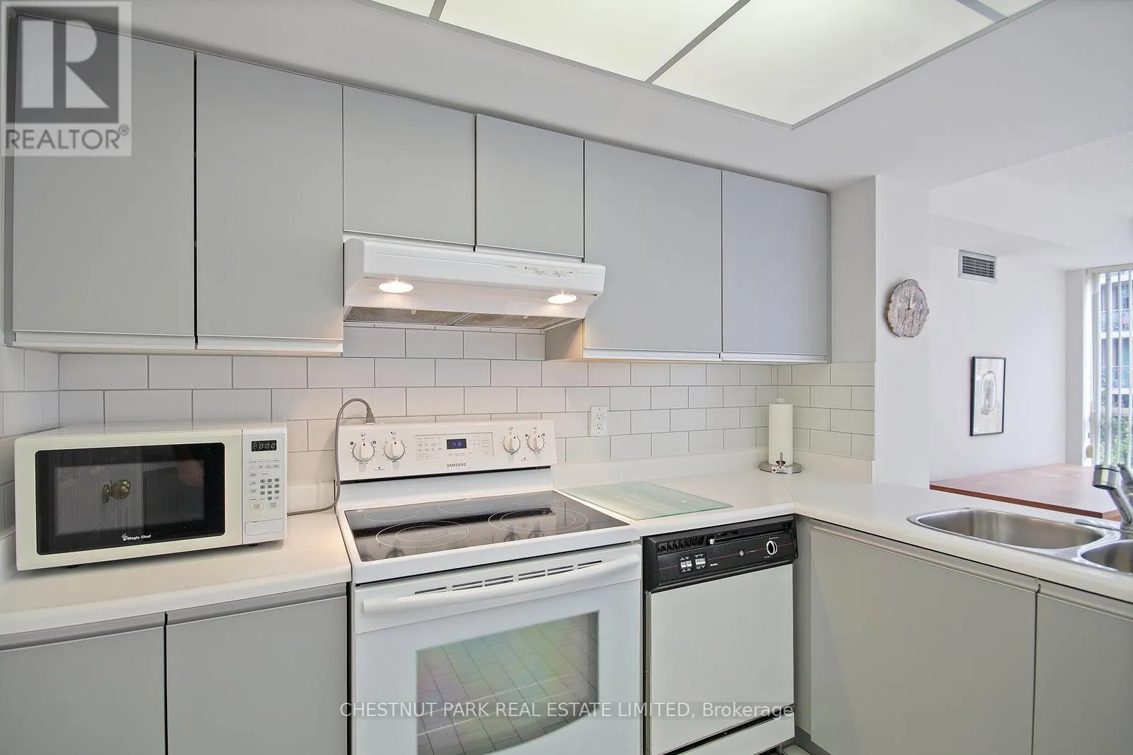 511 - 215 THE DONWAY W