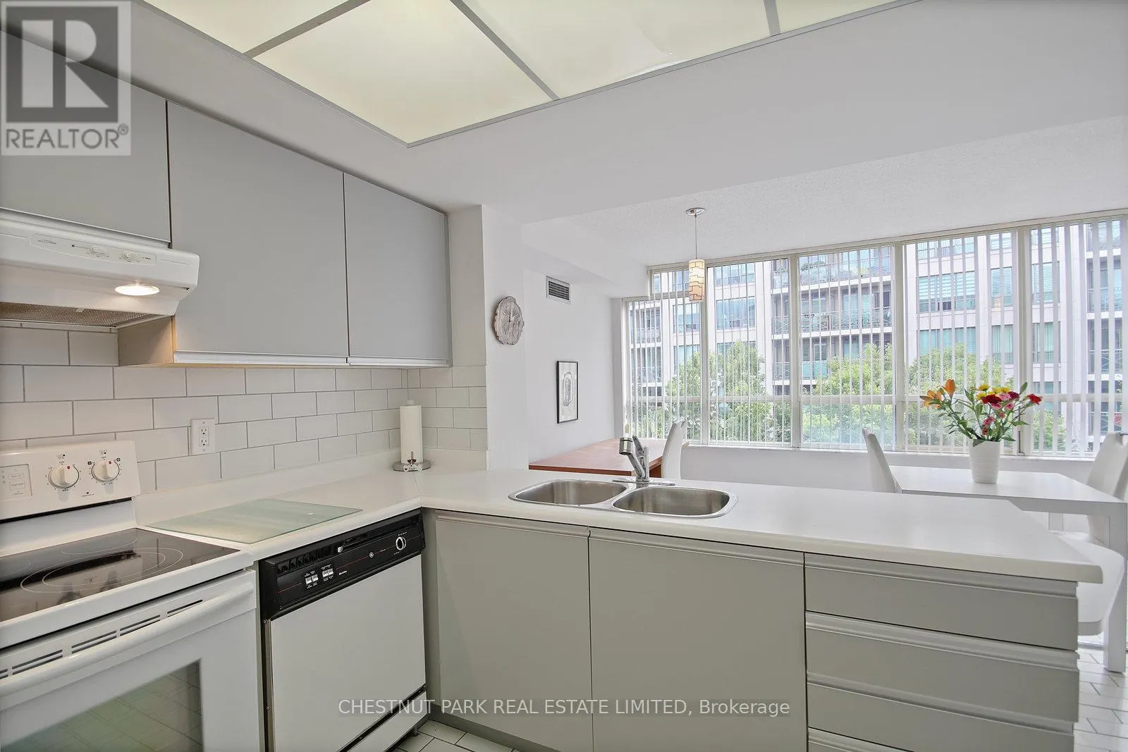 511 - 215 THE DONWAY W