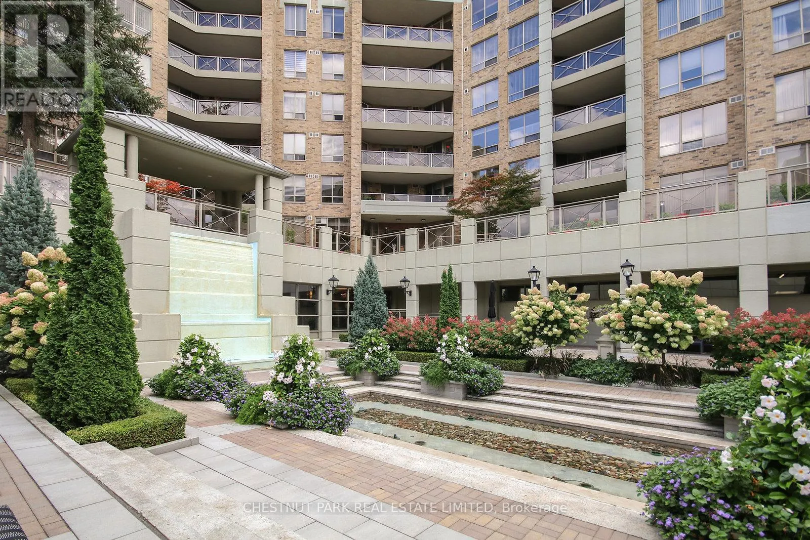 511 - 215 THE DONWAY W