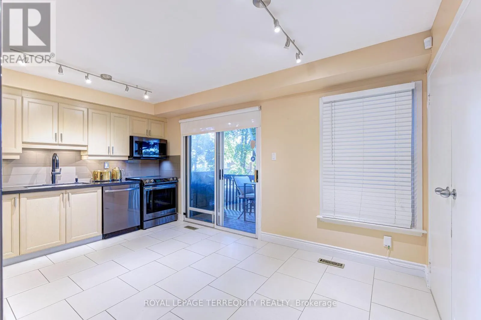 76 ENGLISH IVY WAY