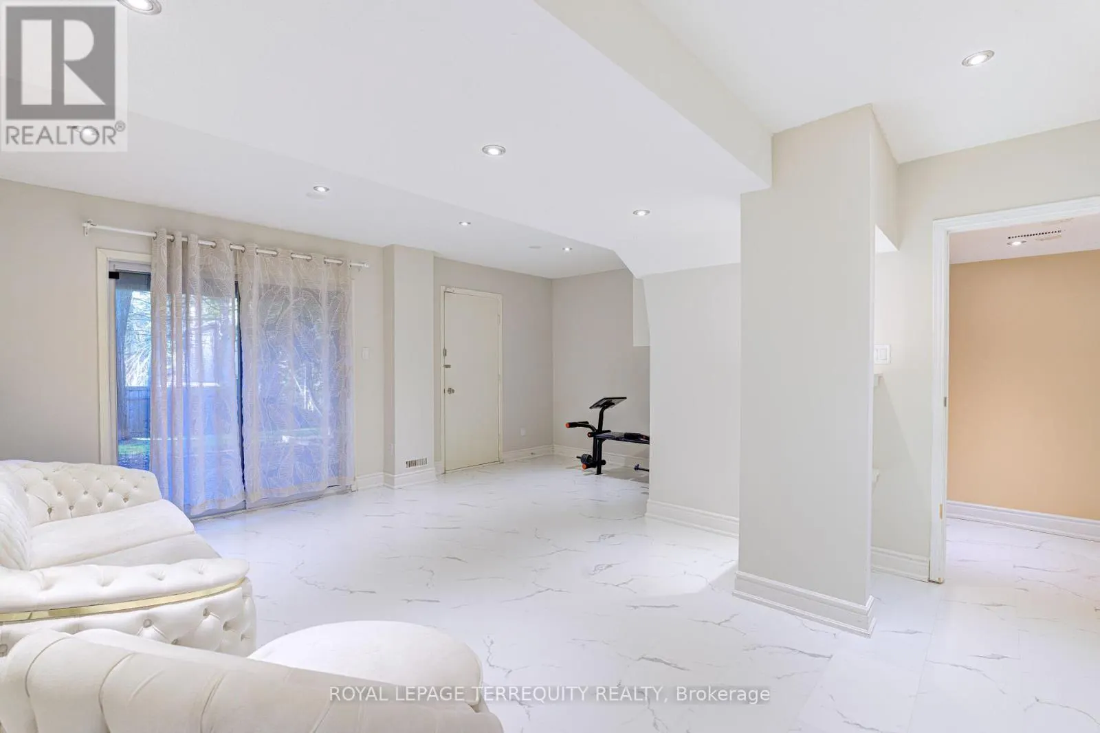 76 ENGLISH IVY WAY