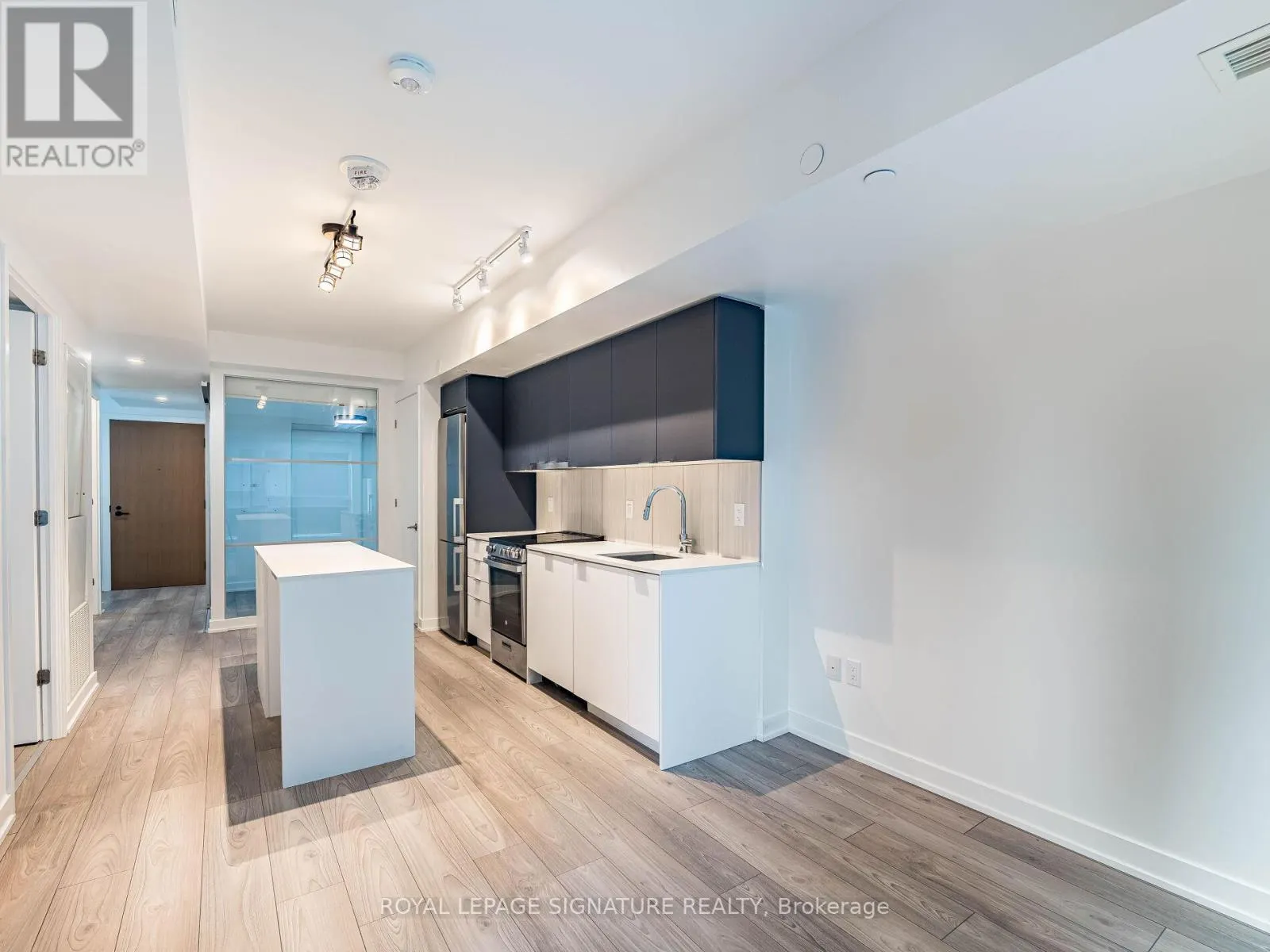 525 - 8 TIPPETT ROAD