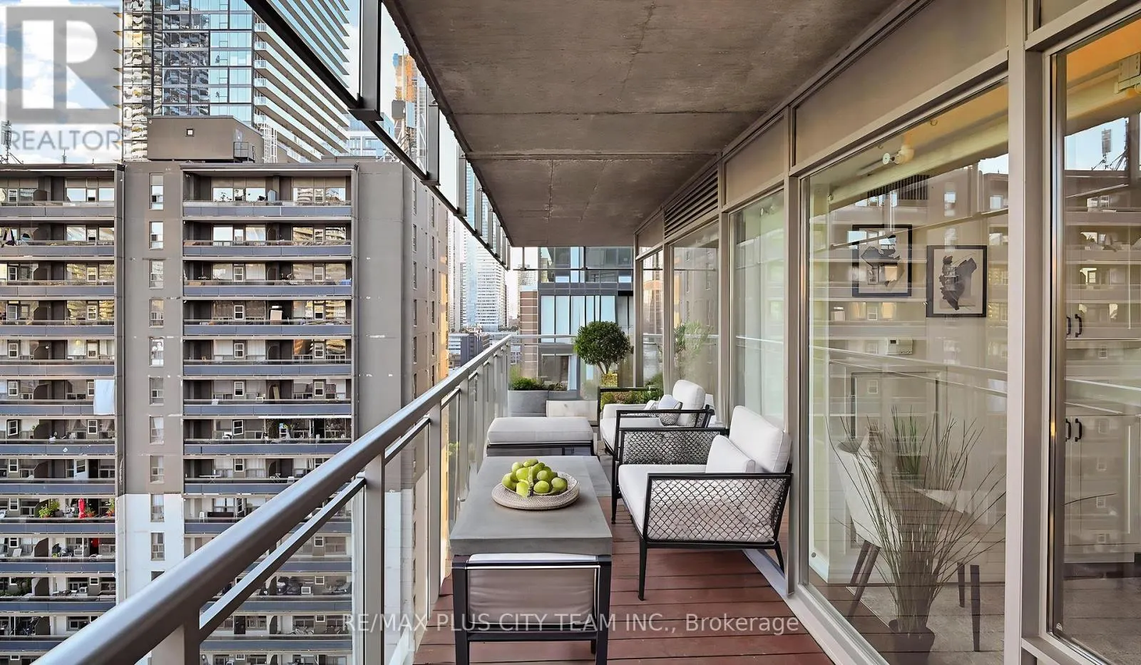 2005 - 22 WELLESLEY STREET E