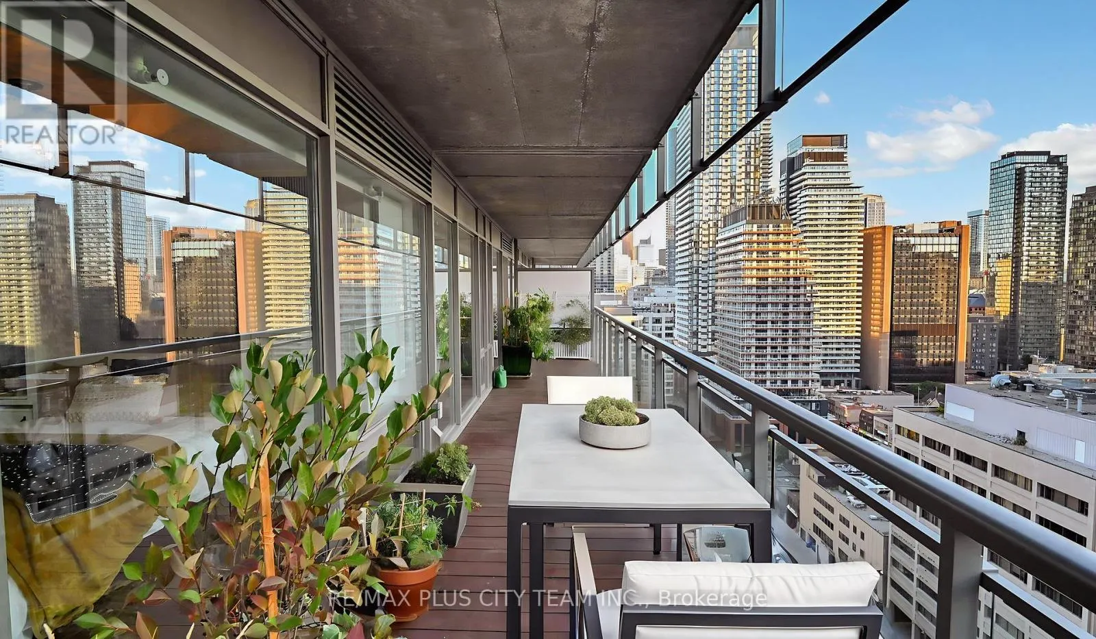 2005 - 22 WELLESLEY STREET E