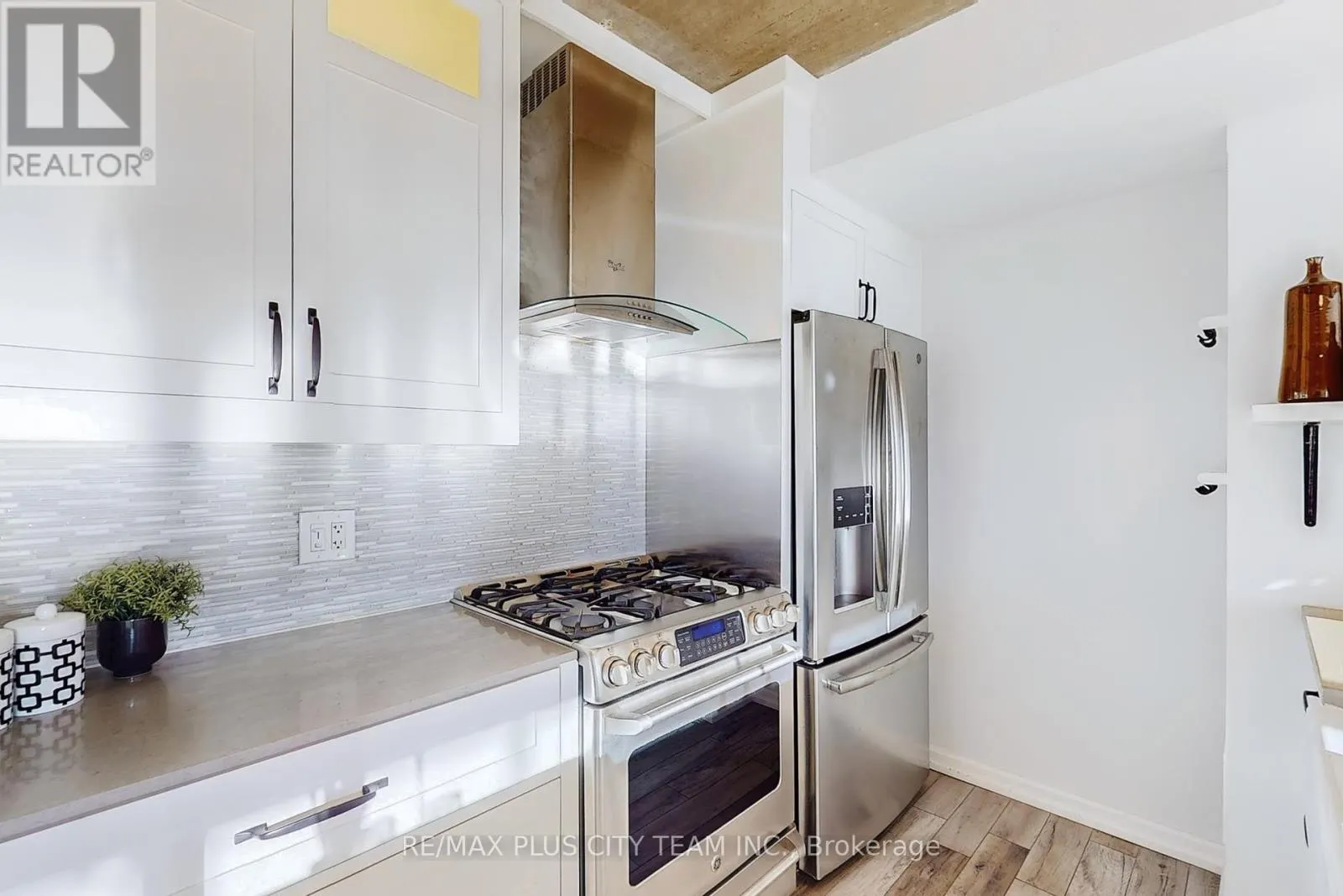 2005 - 22 WELLESLEY STREET E