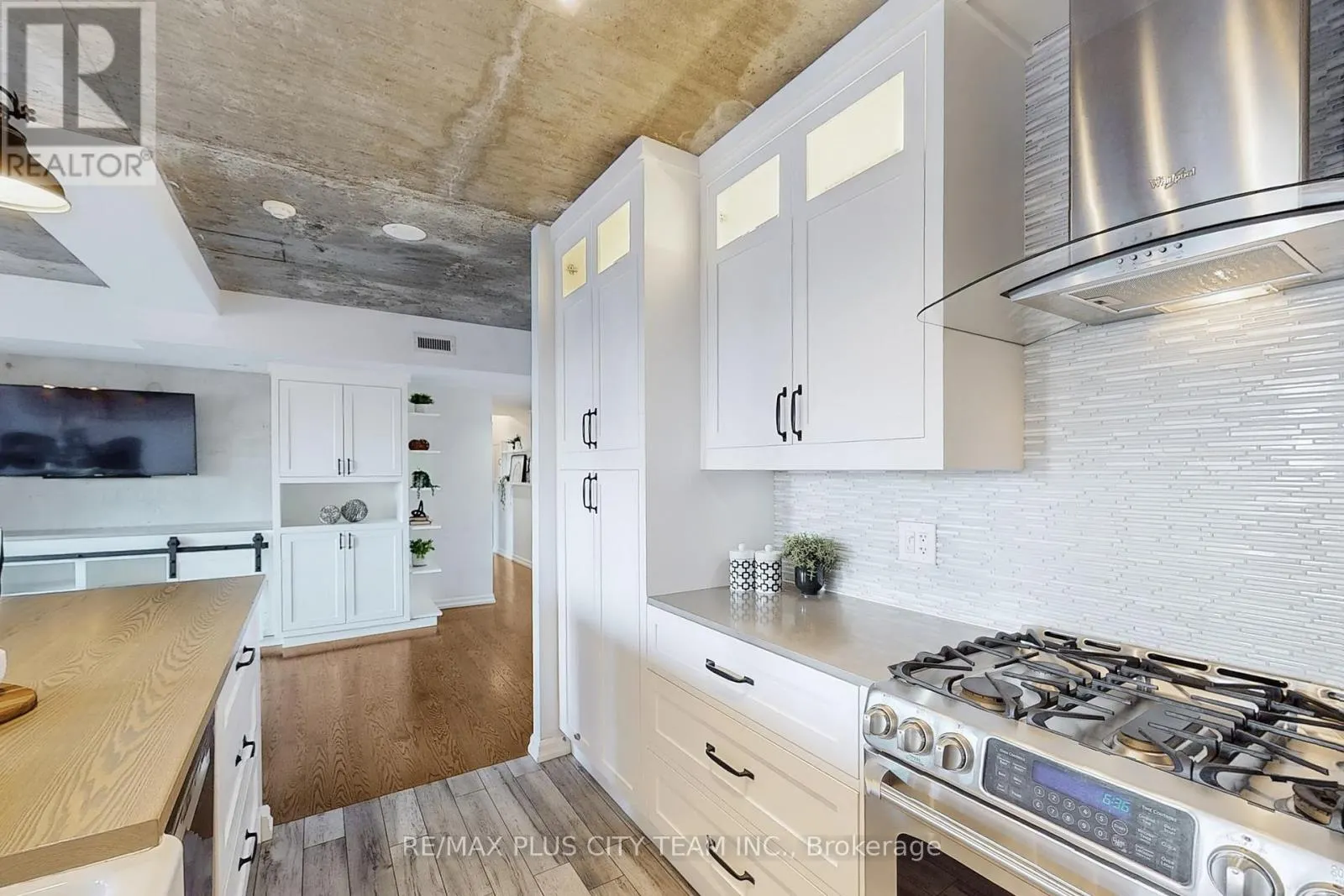 2005 - 22 WELLESLEY STREET E