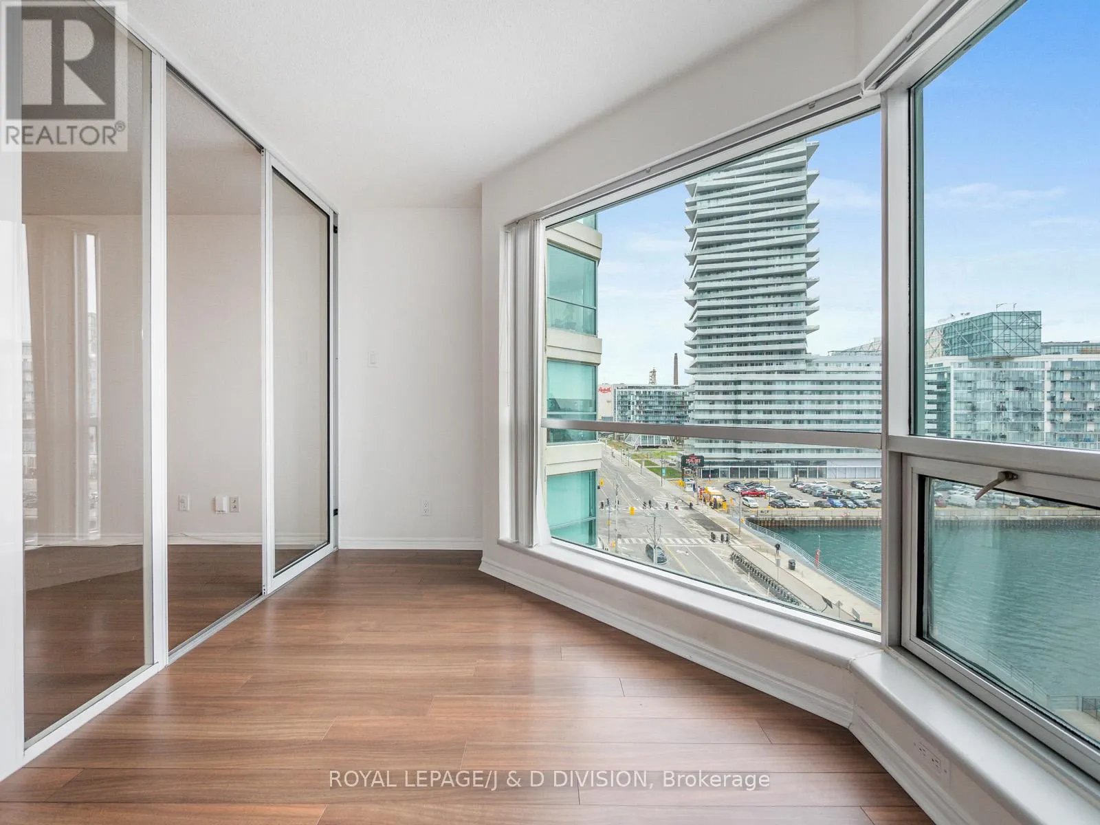 706 - 10 QUEENS QUAY W