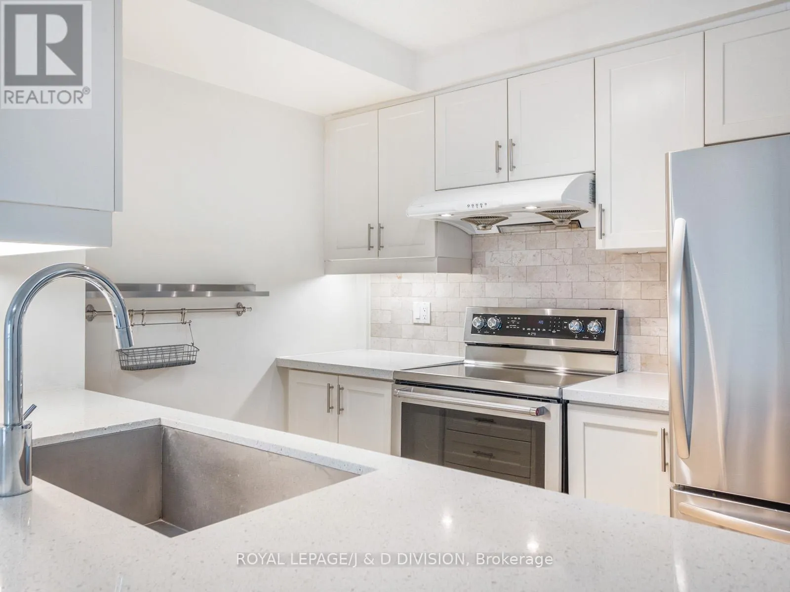 706 - 10 QUEENS QUAY W