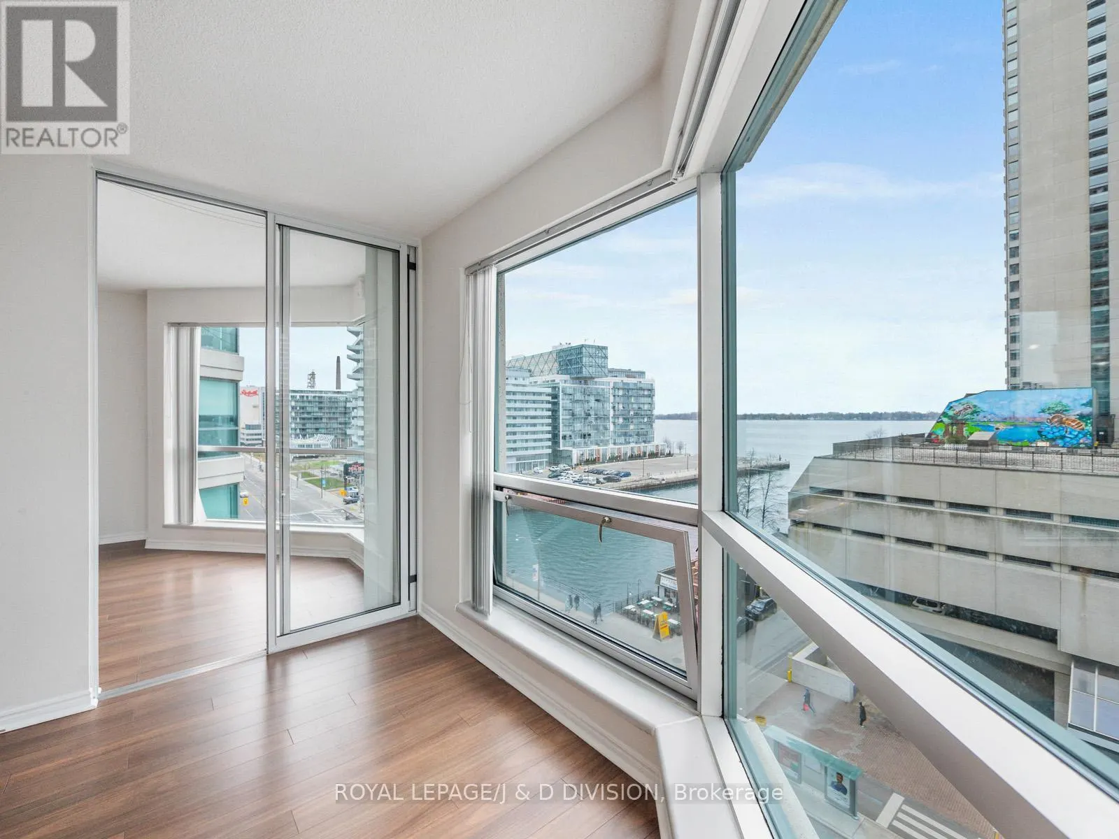706 - 10 QUEENS QUAY W