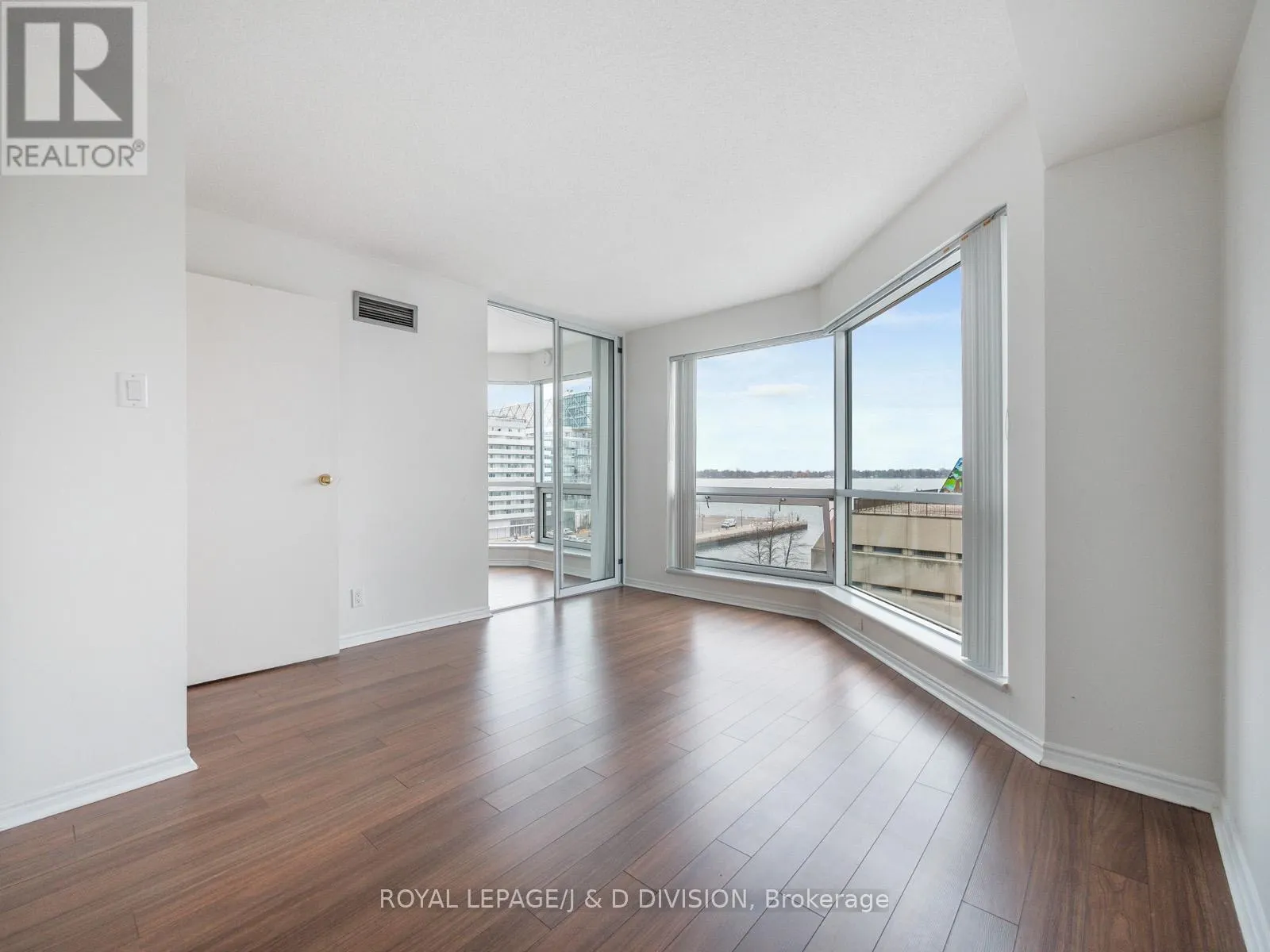 706 - 10 QUEENS QUAY W