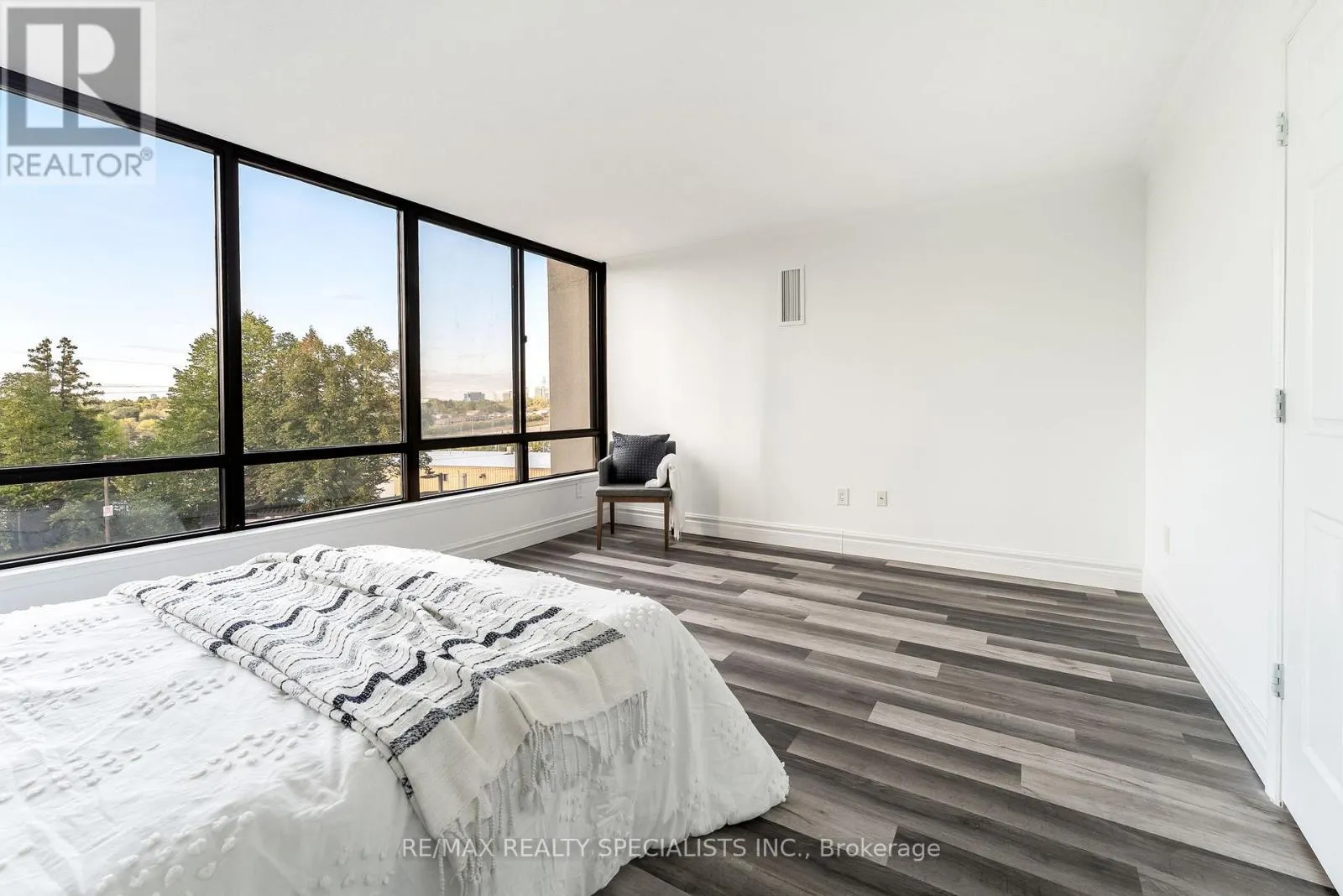 201 - 65 SKYMARK DRIVE