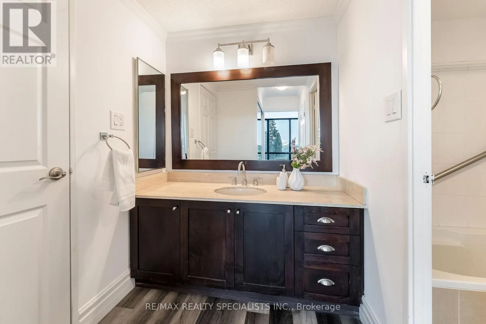 201 - 65 SKYMARK DRIVE