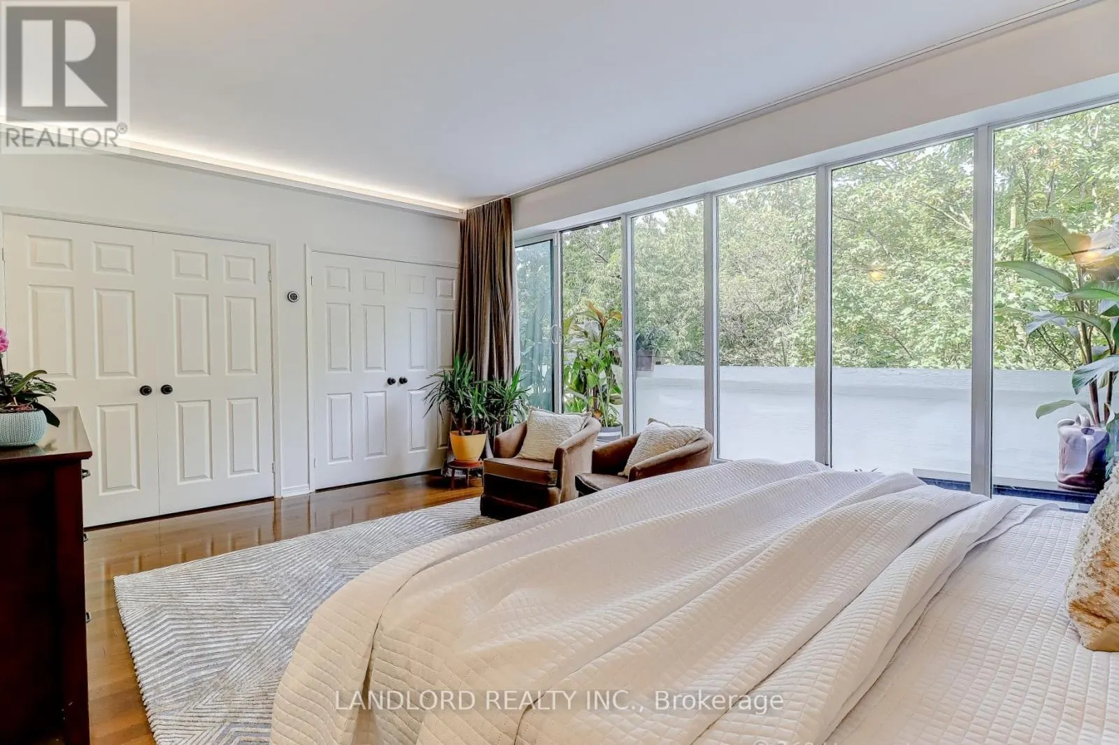 207 - 360 BLOOR STREET E