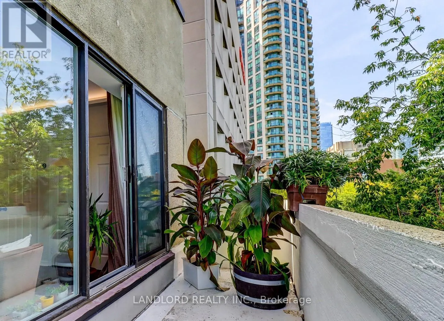 207 - 360 BLOOR STREET E