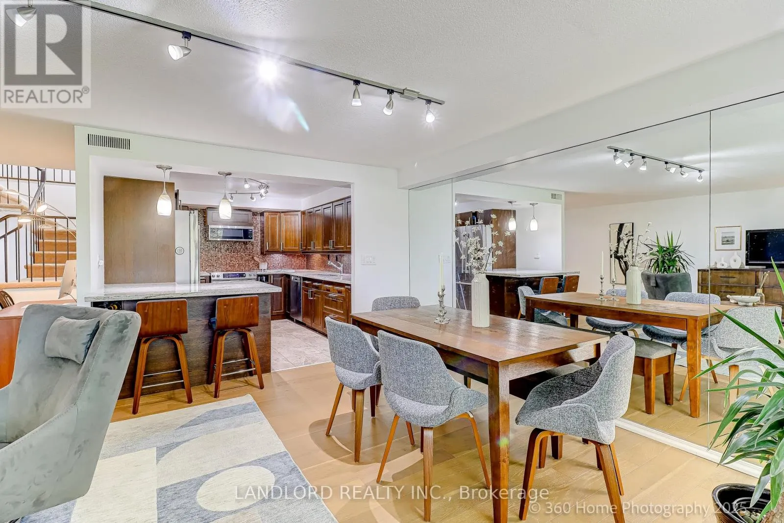 207 - 360 BLOOR STREET E