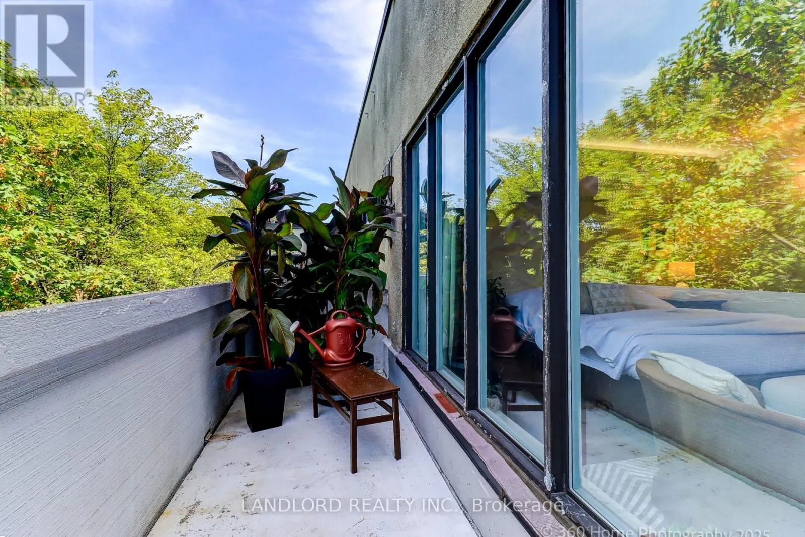 207 - 360 BLOOR STREET E