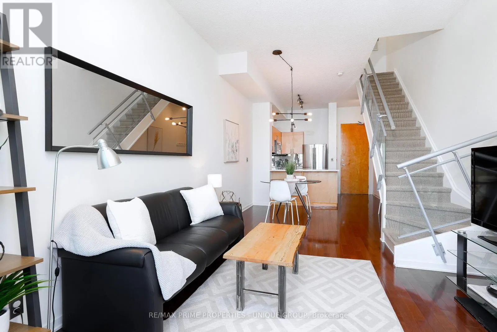 923 - 388 RICHMOND STREET W
