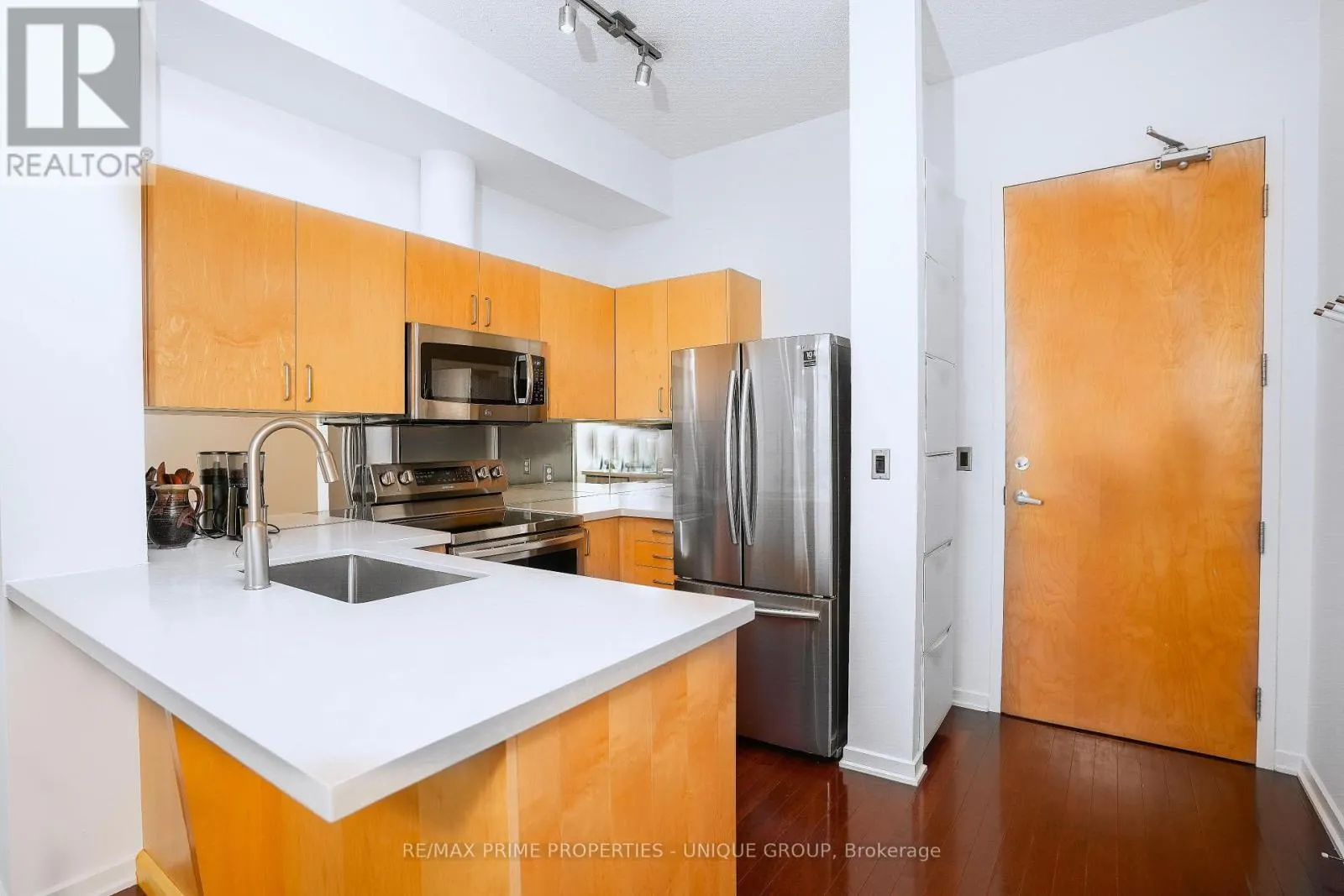 923 - 388 RICHMOND STREET W