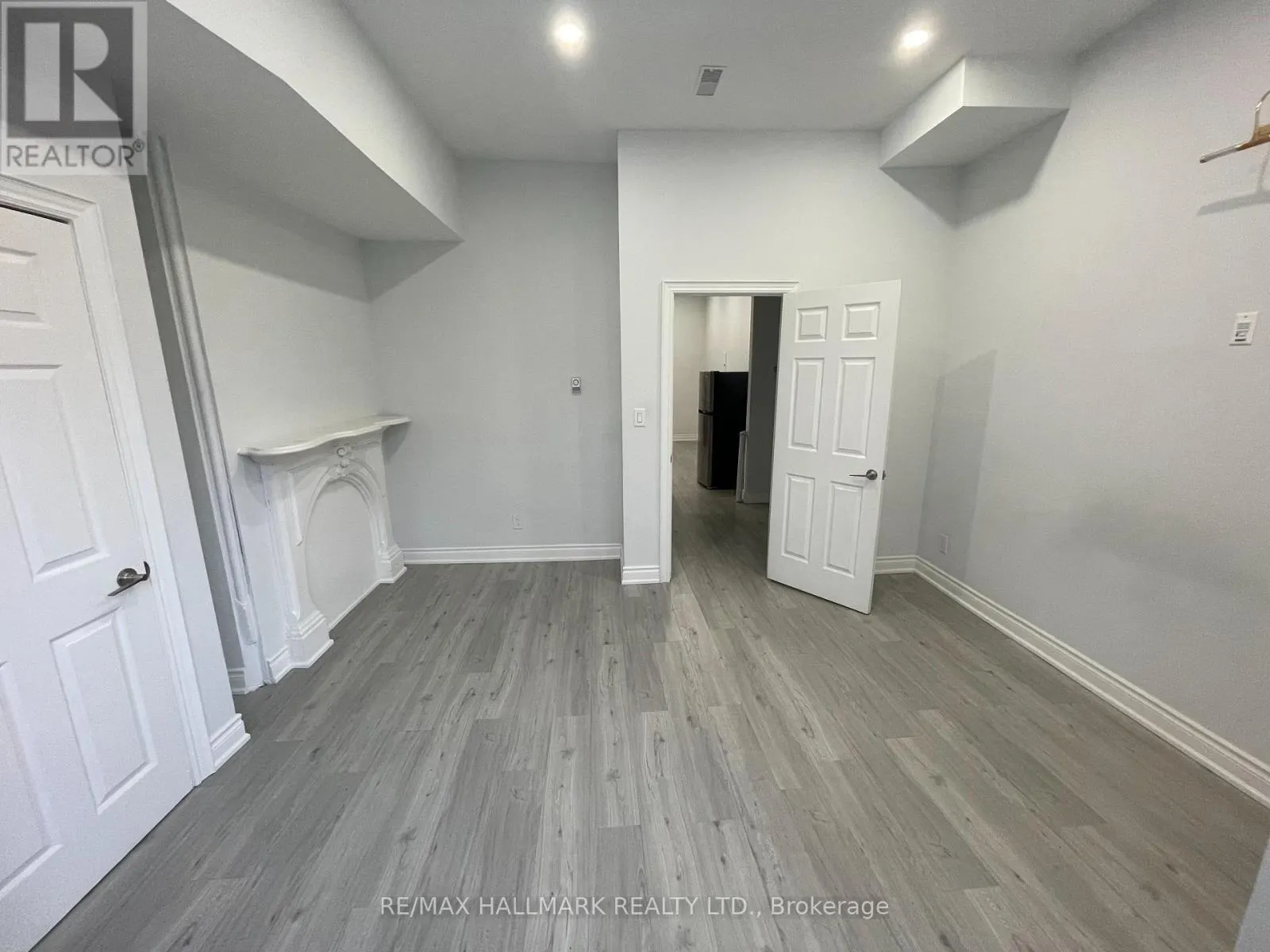 414 DUNDAS STREET E