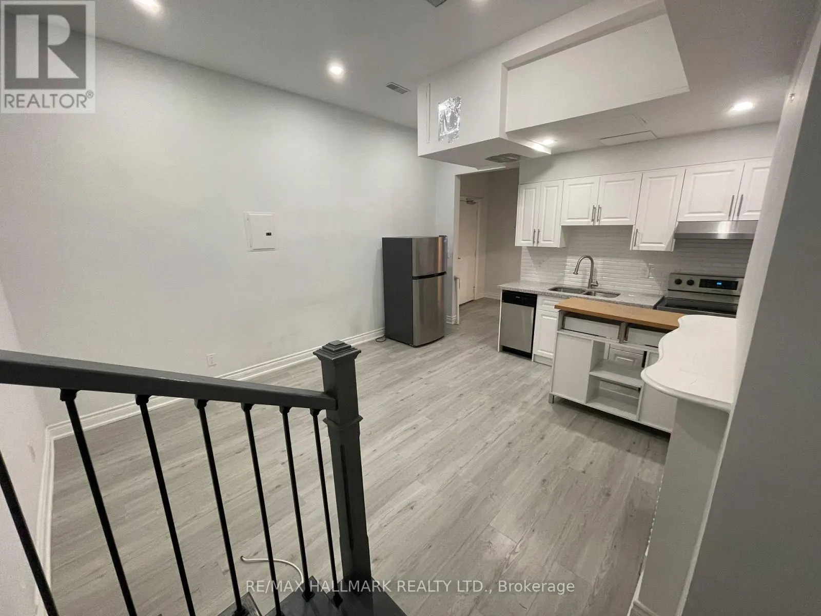 414 DUNDAS STREET E