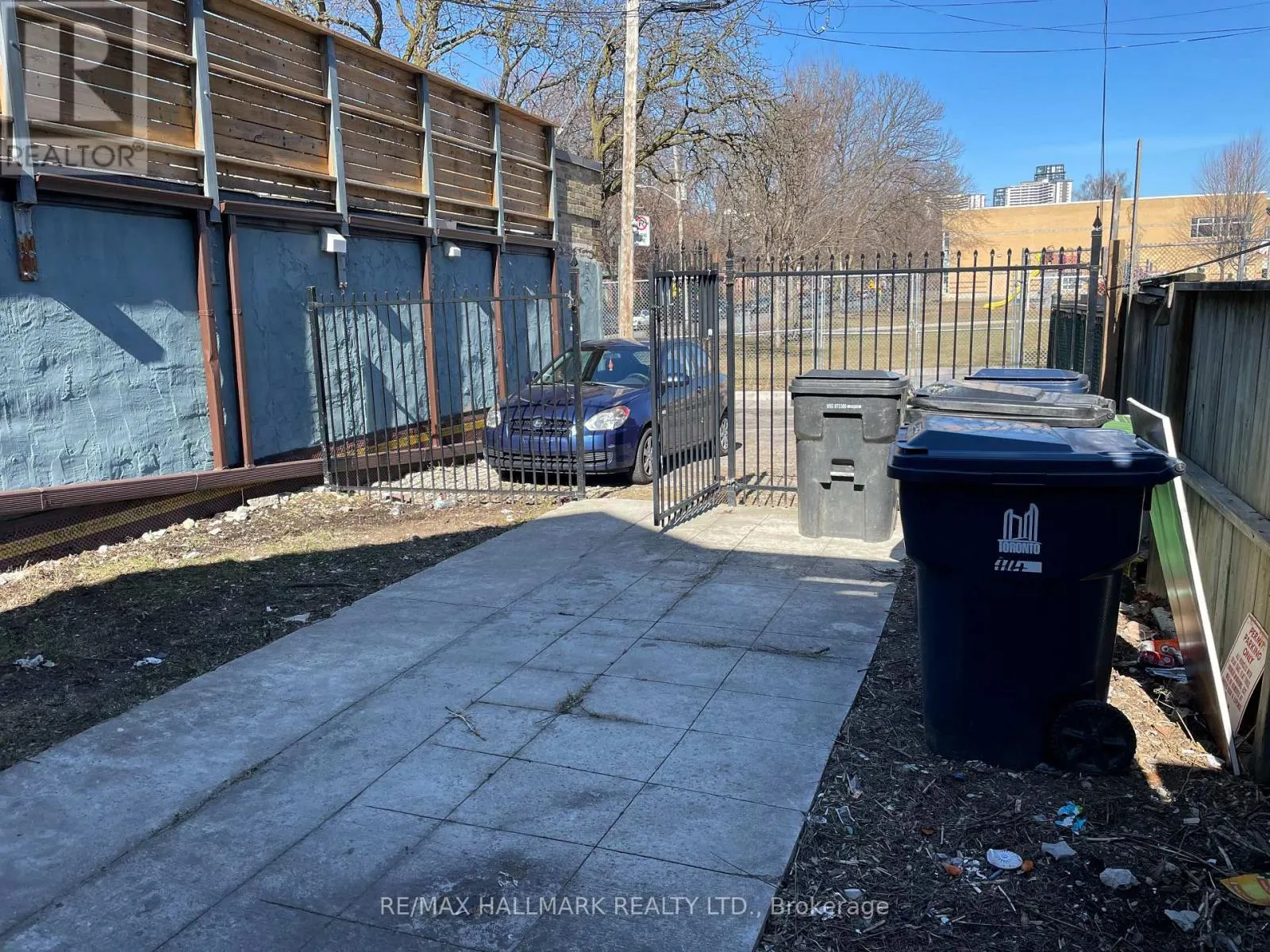 414 DUNDAS STREET E
