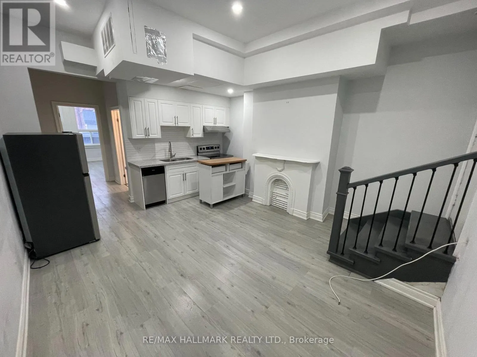 414 DUNDAS STREET E