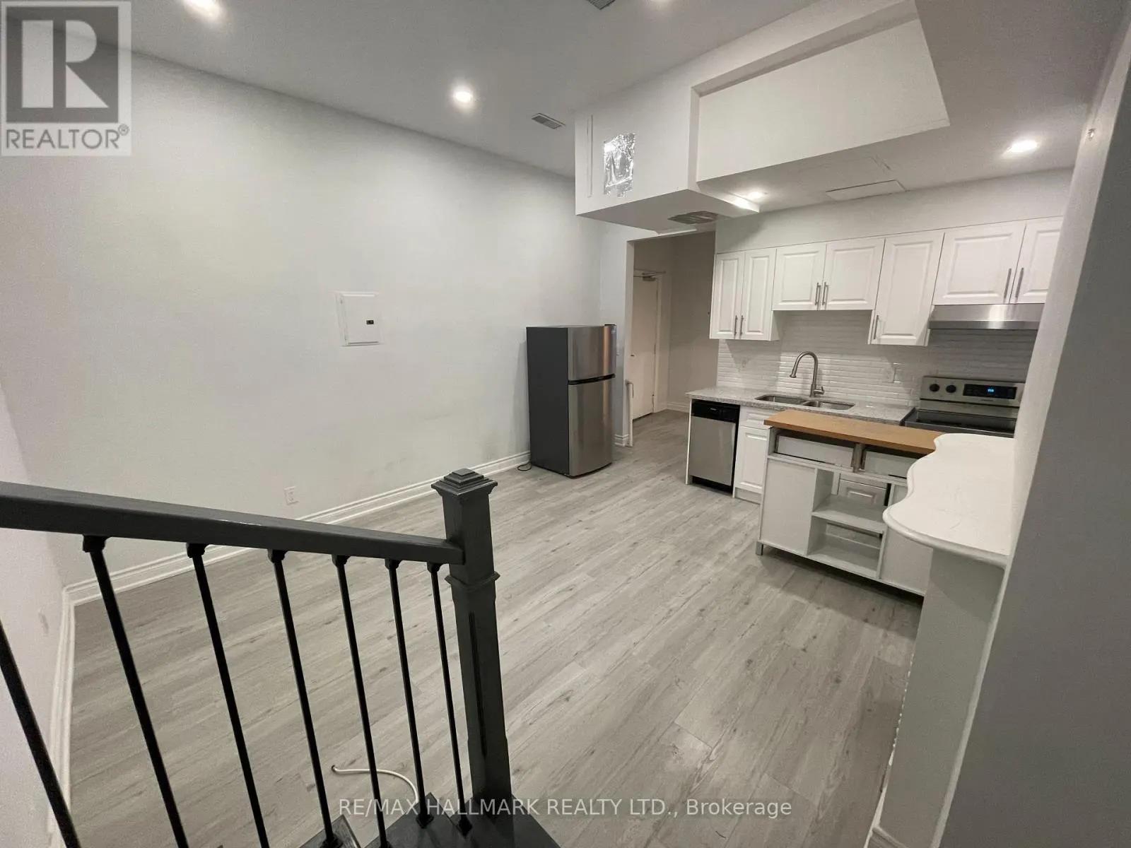 414 DUNDAS STREET E