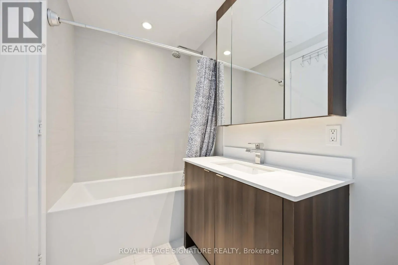 G PH 29 - 1 EDGEWATER DRIVE