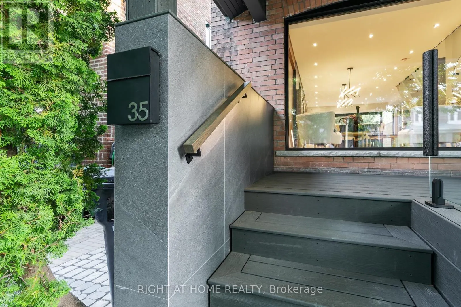35 WOBURN AVENUE W
