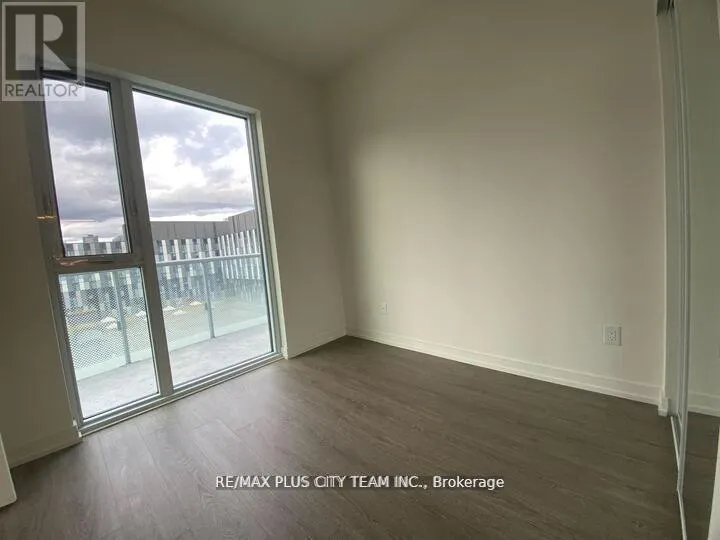 818 - 425 FRONT STREET E
