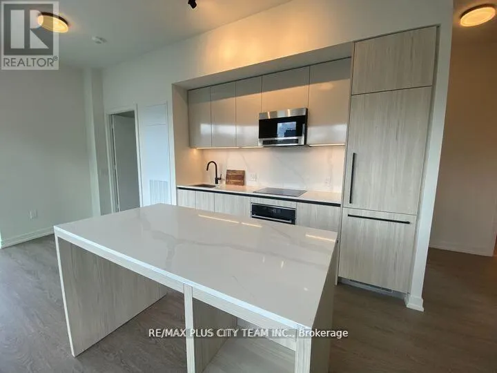 818 - 425 FRONT STREET E
