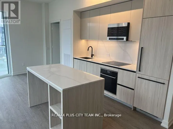 818 - 425 FRONT STREET E
