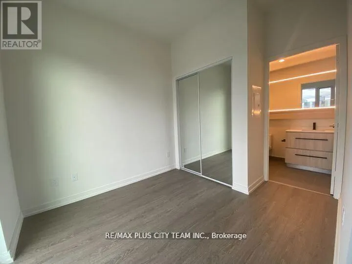 818 - 425 FRONT STREET E