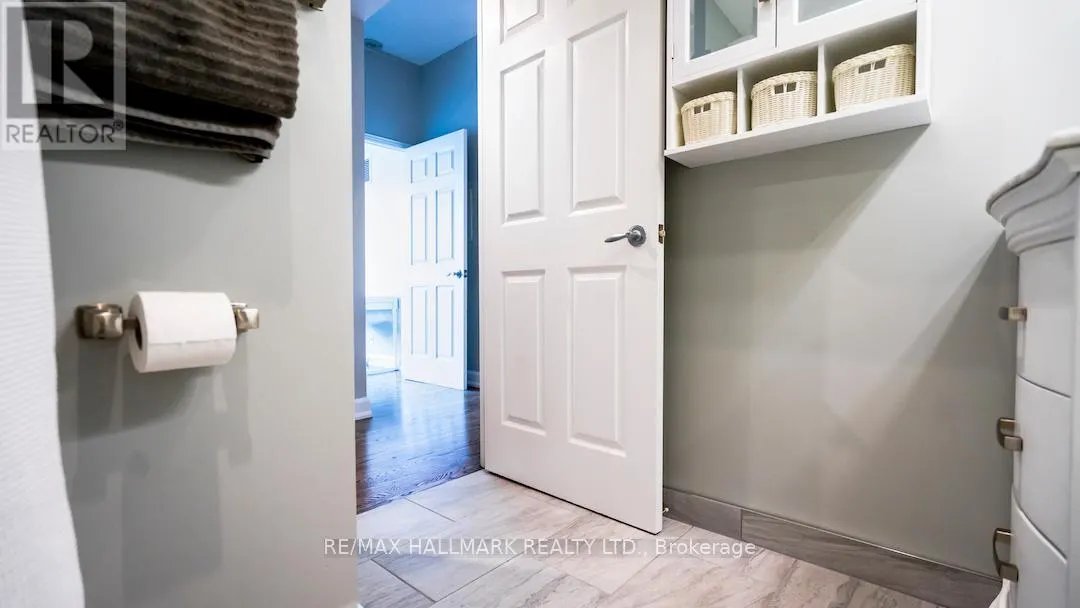 2525 - 230 QUEENS QUAY W