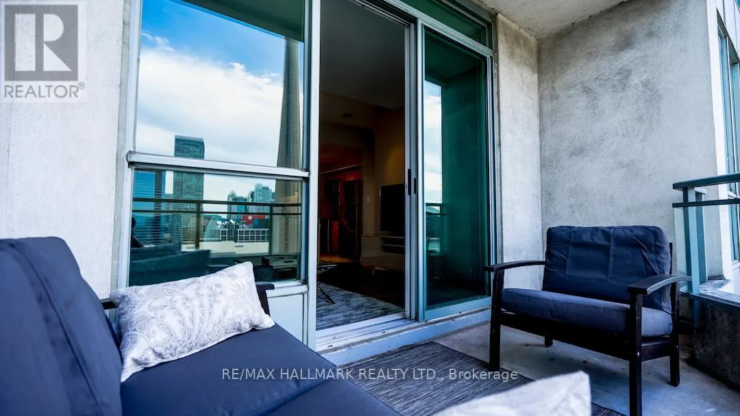 2525 - 230 QUEENS QUAY W