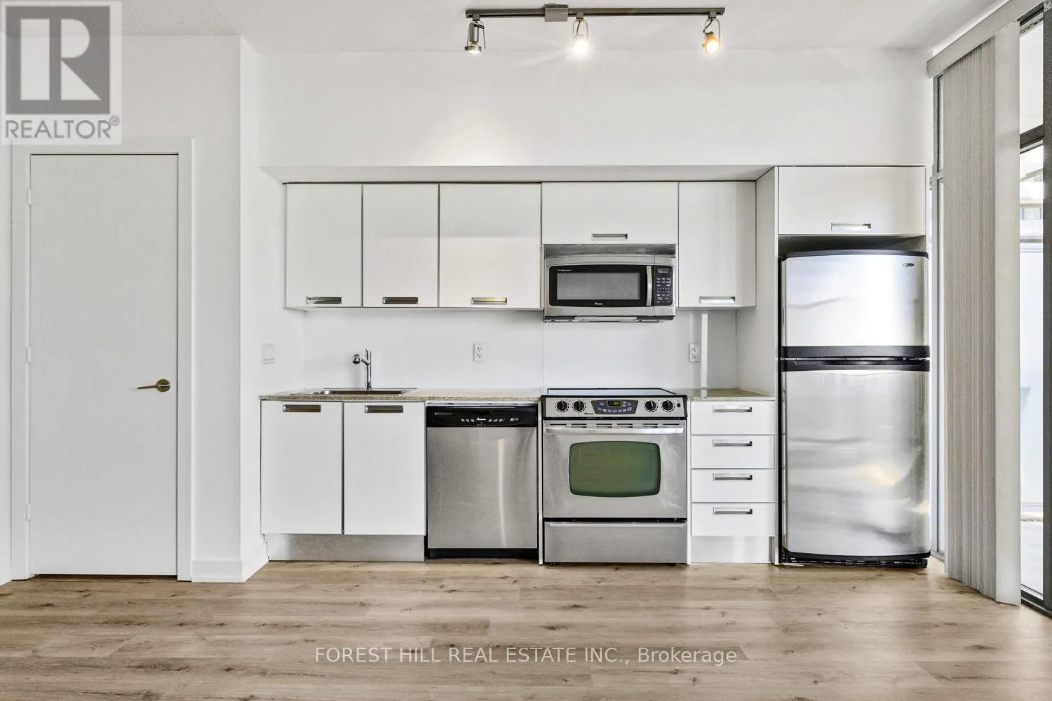 3210 - 33 CHARLES STREET E
