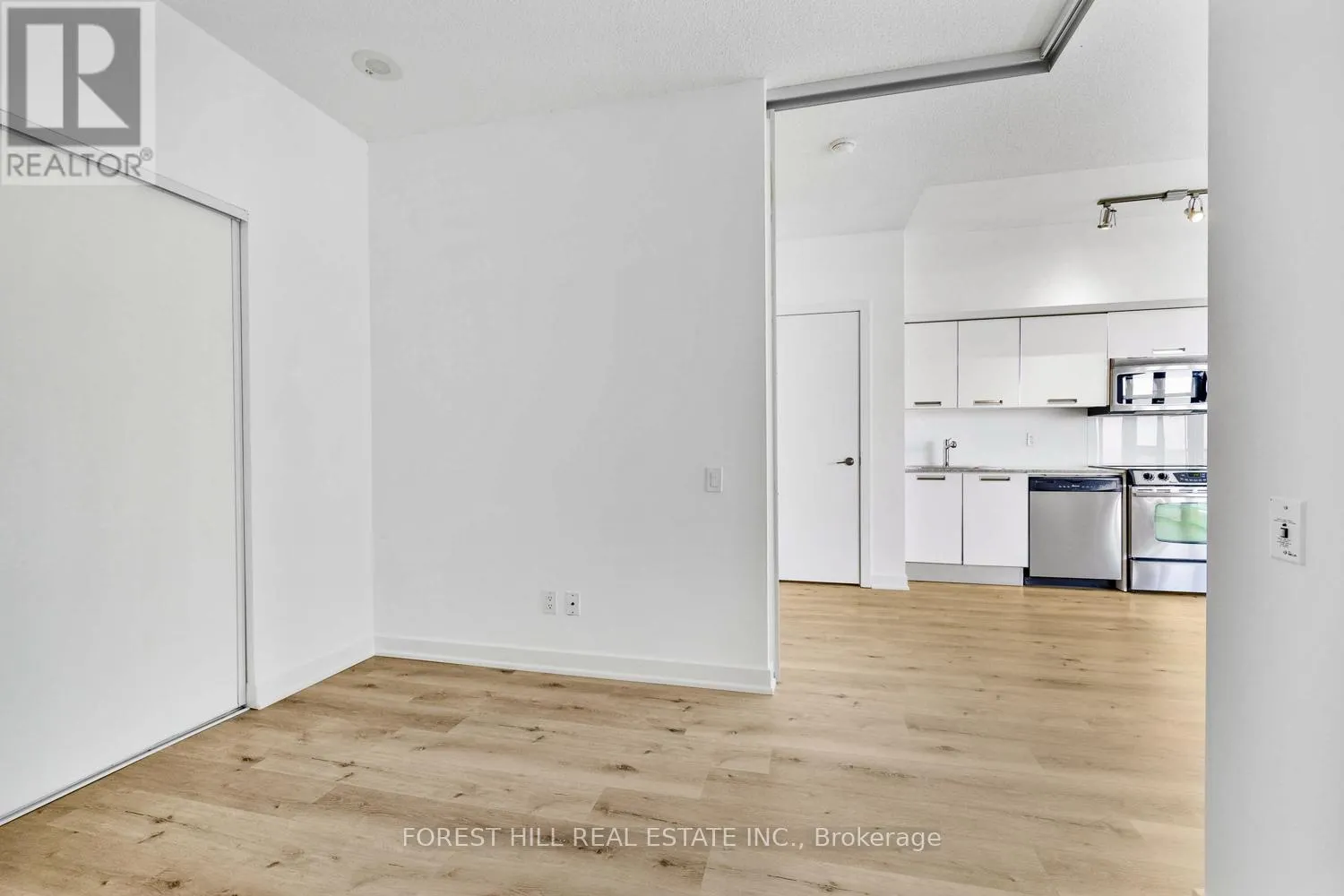 3210 - 33 CHARLES STREET E