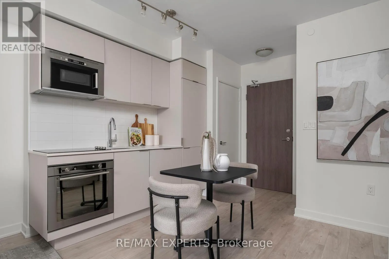 27 BATHURST STREET
