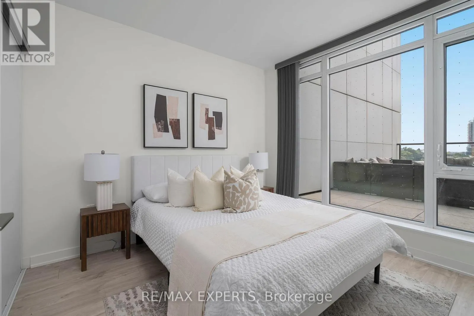 27 BATHURST STREET