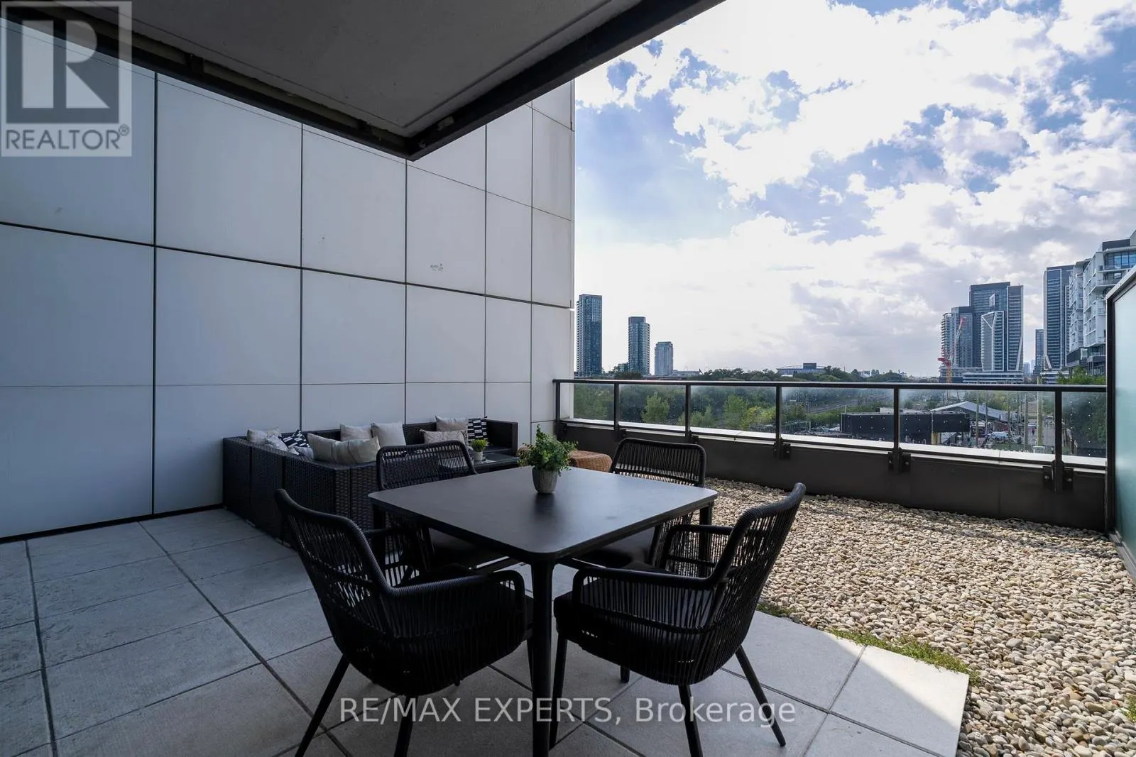27 BATHURST STREET
