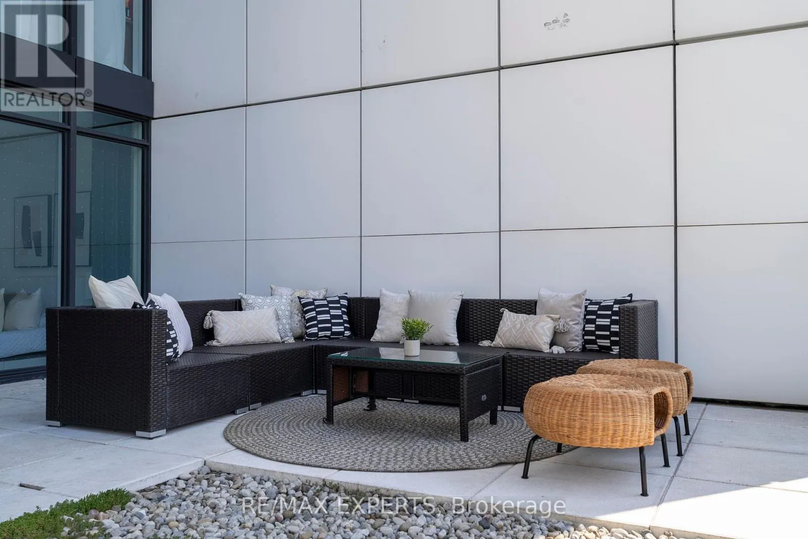27 BATHURST STREET