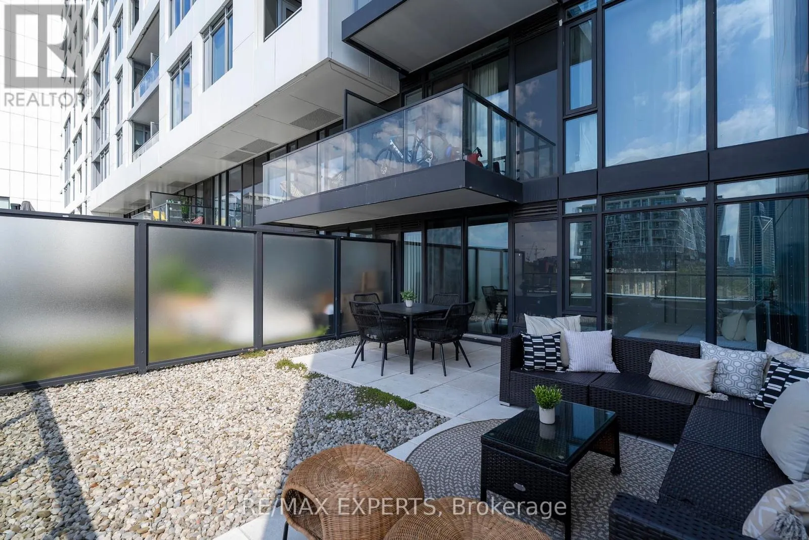 27 BATHURST STREET