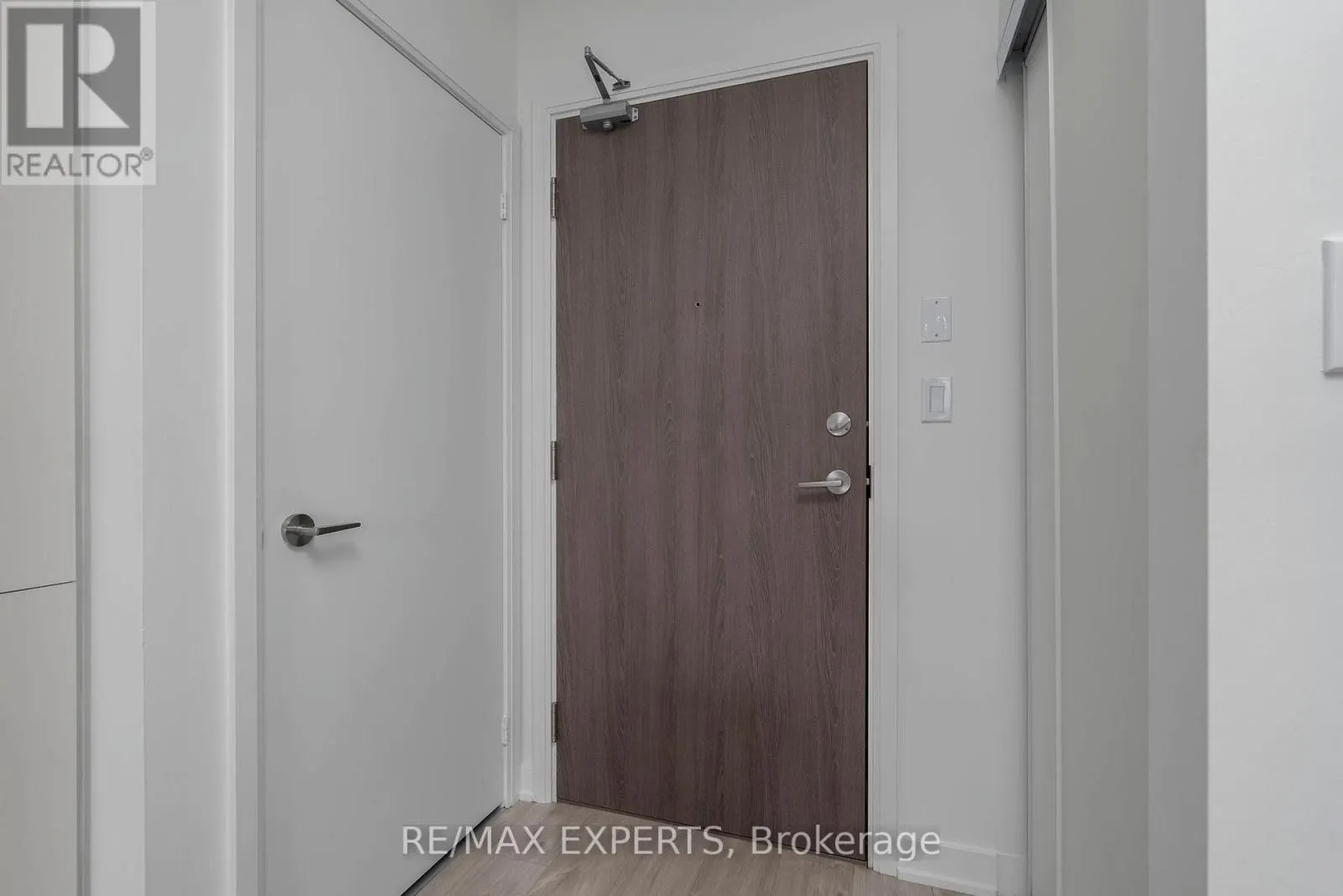 27 BATHURST STREET