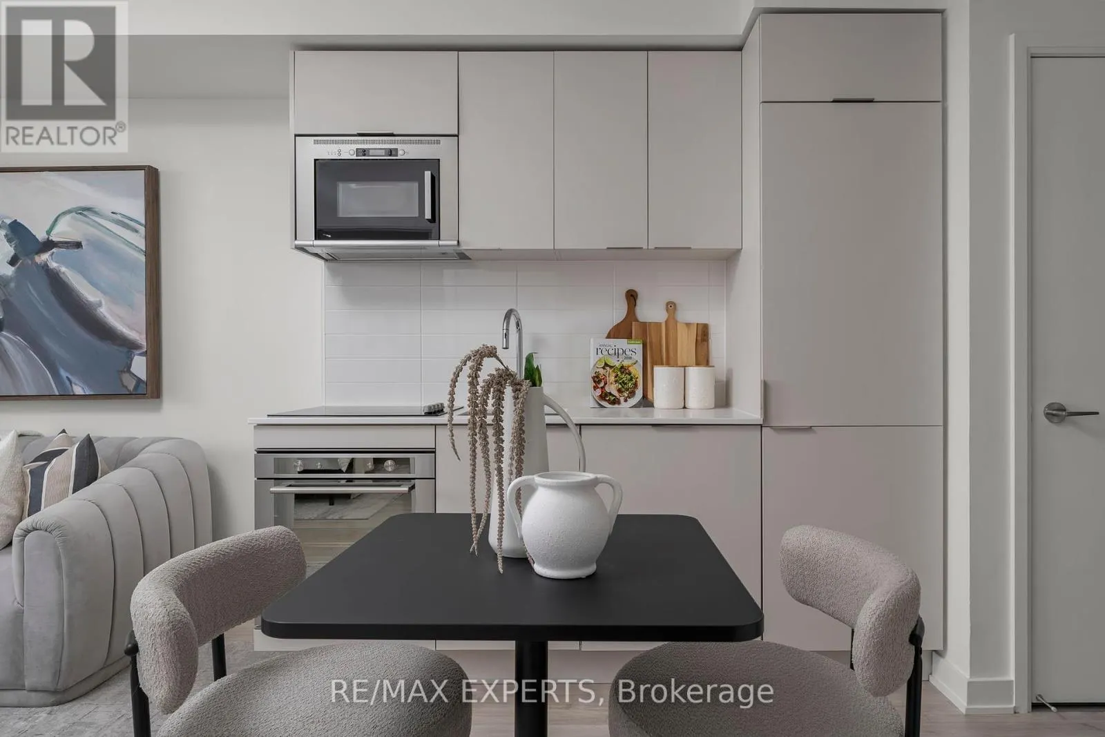 27 BATHURST STREET