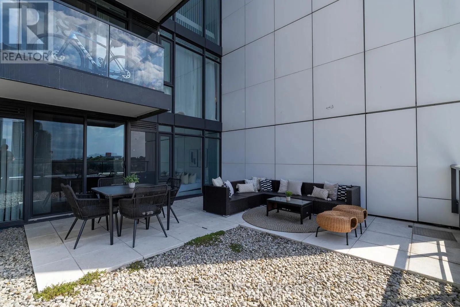 27 BATHURST STREET