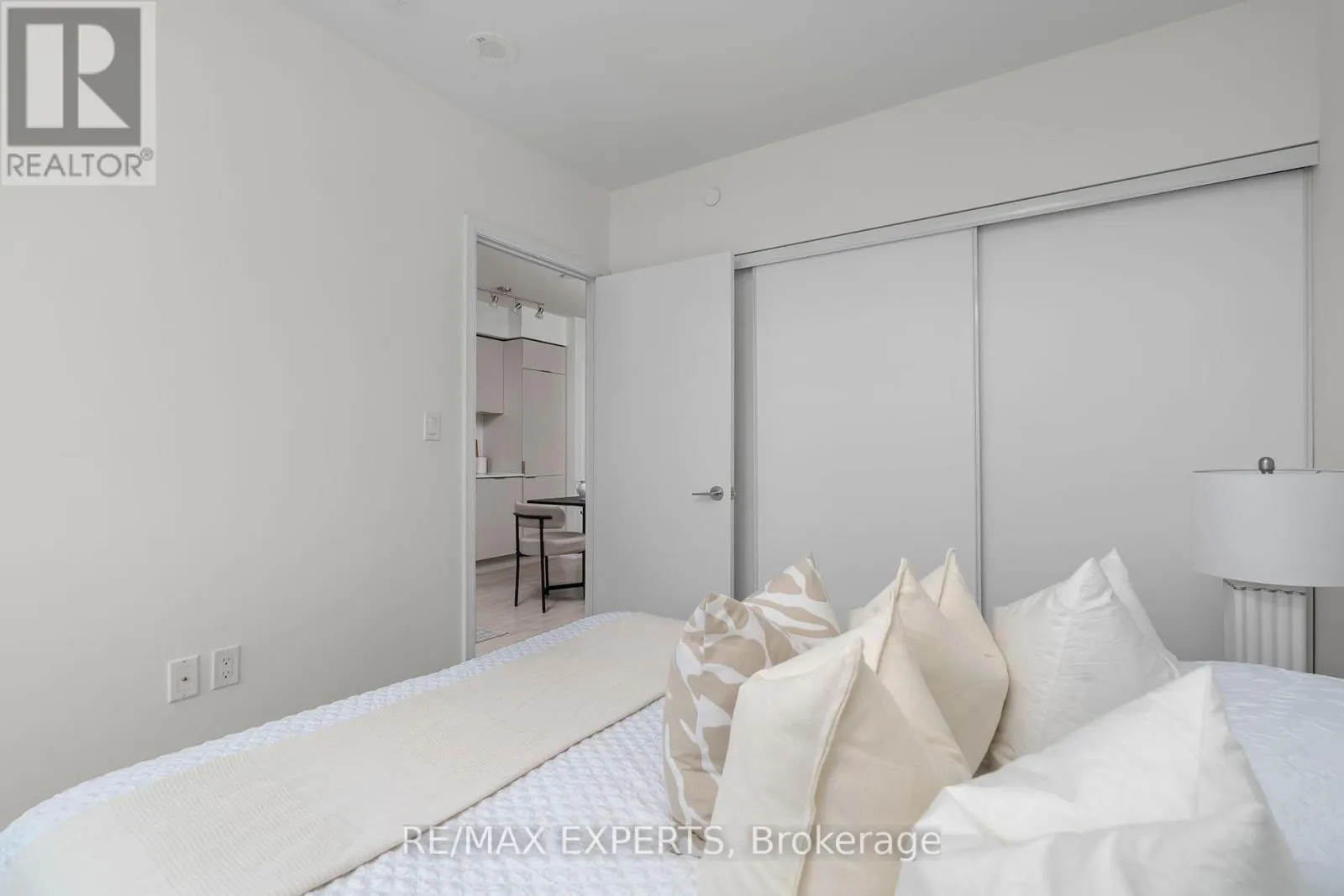 27 BATHURST STREET