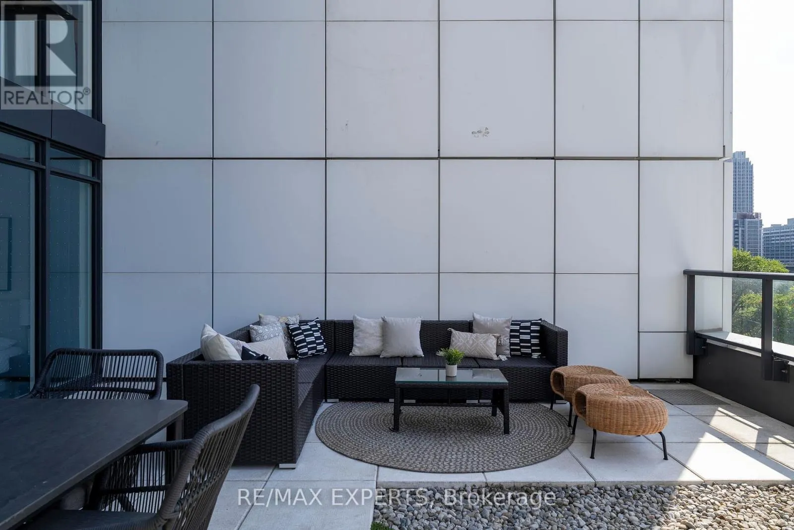 27 BATHURST STREET