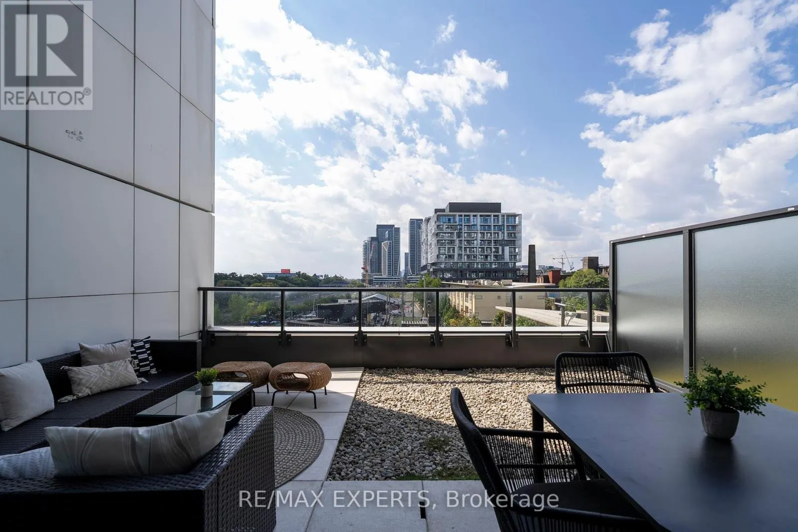 27 BATHURST STREET