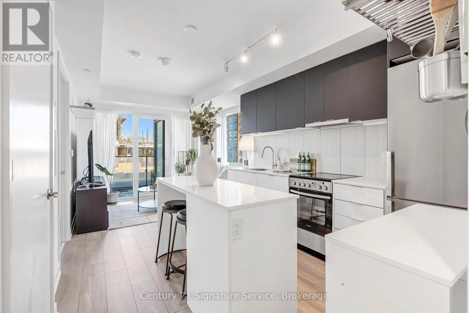 803 - 8 TIPPETT ROAD
