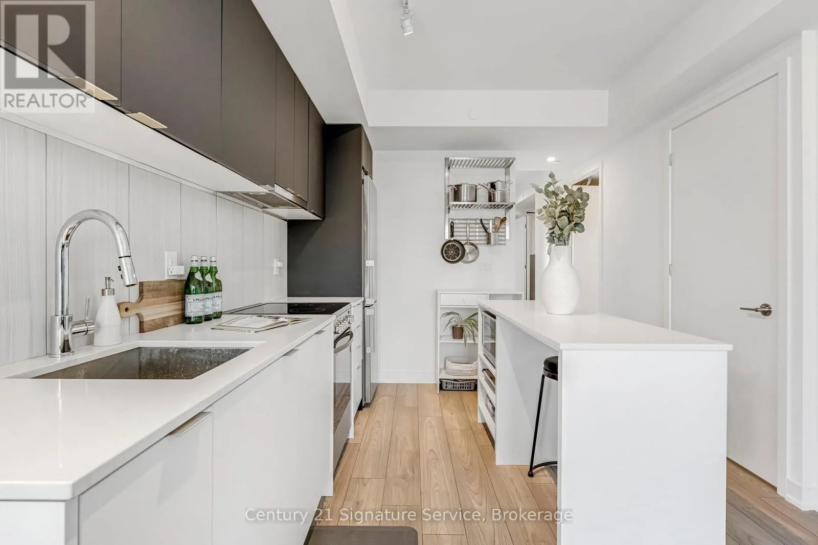 803 - 8 TIPPETT ROAD